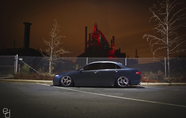 Черная Honda на фоне ночного завода