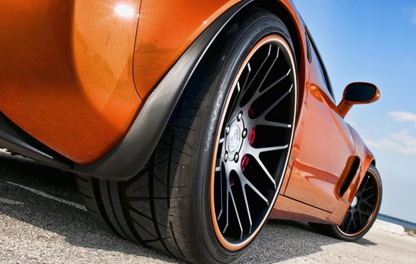 Колеса оранжевого Chevrolet Corvette Z06