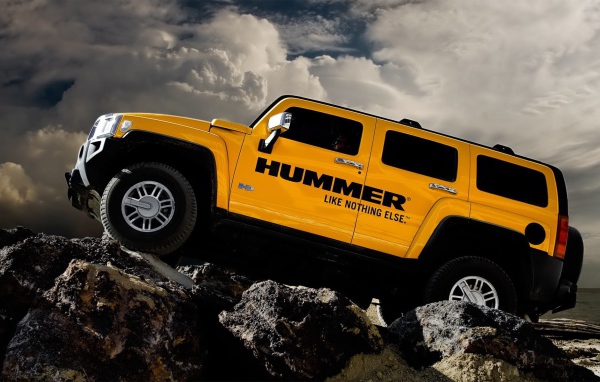 Желтый Hummer на камнях