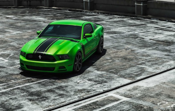 Мощный зеленый Ford Mustang