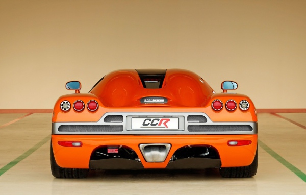 Вид сзади на оранжевый Koenigsegg CCR
