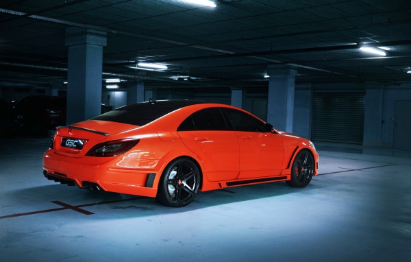 Красный Mercedes-Benz на парковке в подвале