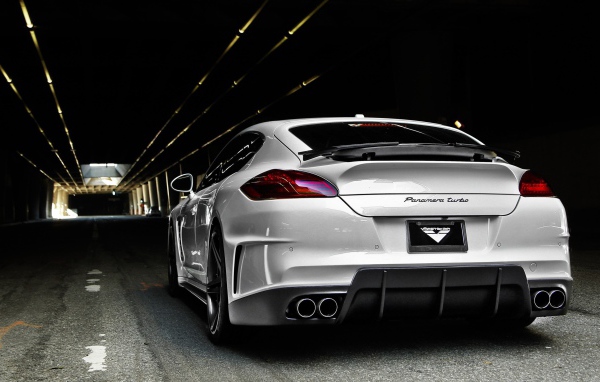Белый Porsche Panamera в тоннеле