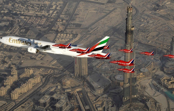 Самолеты над небоскребами в Дубаи