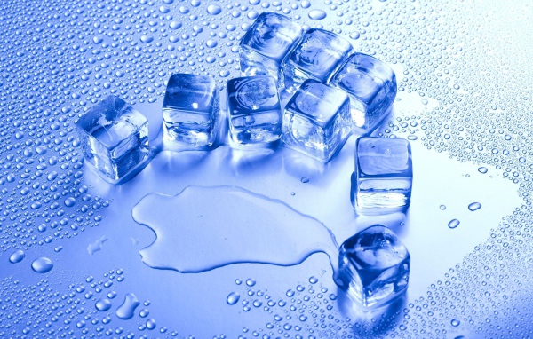 Подтаявшие кубики льда
