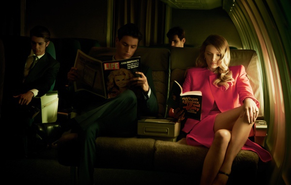 Пассажиры самолета коротают время за чтением