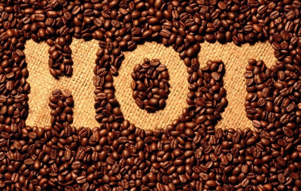 Надпись горячий из зерен кофе
