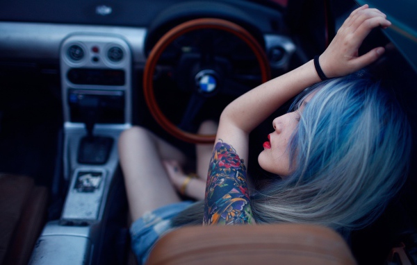 Японская девушка с тату за рулем автомобиля