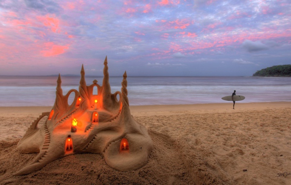 Замок из песка с фонариками