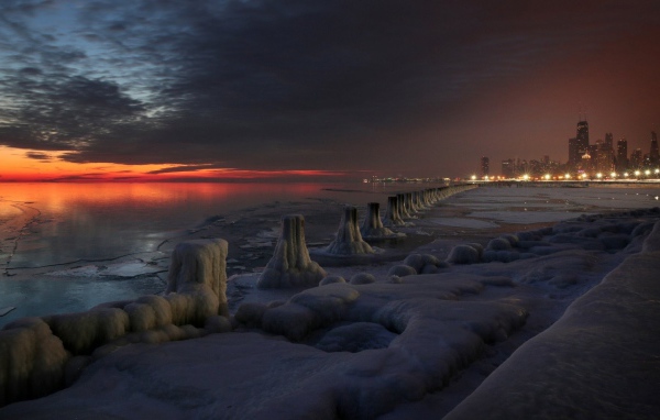 Морозный вечер на побережье озера в Чикаго