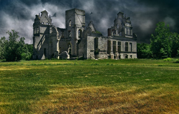 Вороны кружат над руинами замка в Шотландии