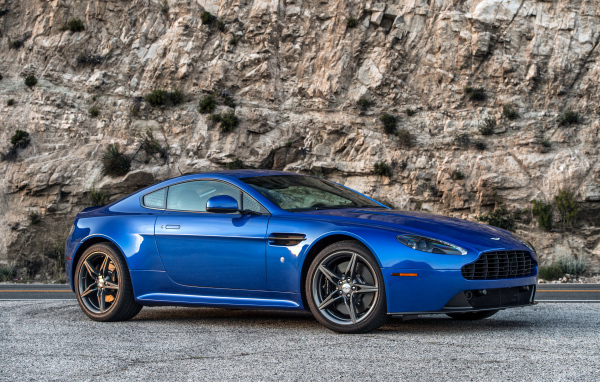 Автомобиль Aston Martin V8 Vantage GTS, 2017 года цвета синий металлик 