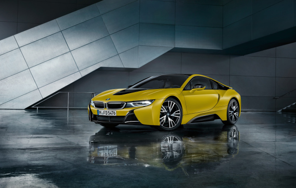 Желтый электромобиль BMW i8, 2017 года 