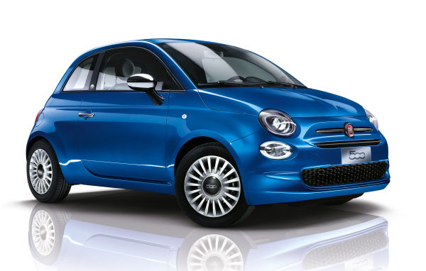 Синий автомобиль Fiat 500 Mirror, 2018 на белом фоне