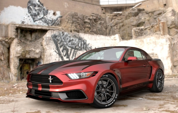 Бордовый автомобиль Ford Mustang у стены с артом