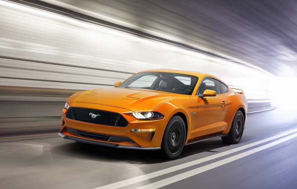 Оранжевый спортивный автомобиль Ford Mustang, 2018