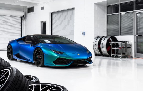 Синий автомобиль Lamborghini Huracan в гараже