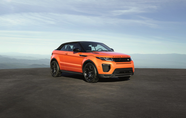 Оранжевый автомобиль Range Rover Evoque на фоне горизонта