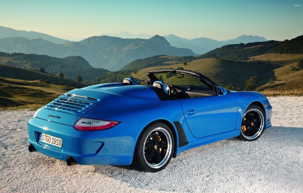 Синий кабриолет Porsche 919, вид сзади 