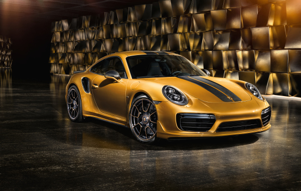 Золотистый автомобиль Porsche 911 Turbo S Exclusive Series