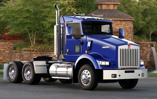 Большой синий грузовик  Kenworth