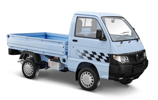 Голубой грузовик Piaggio Porter 700 на белом фоне