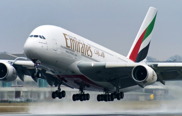 Самолет Airbus A380 авиакомпании Emirates взлетает 