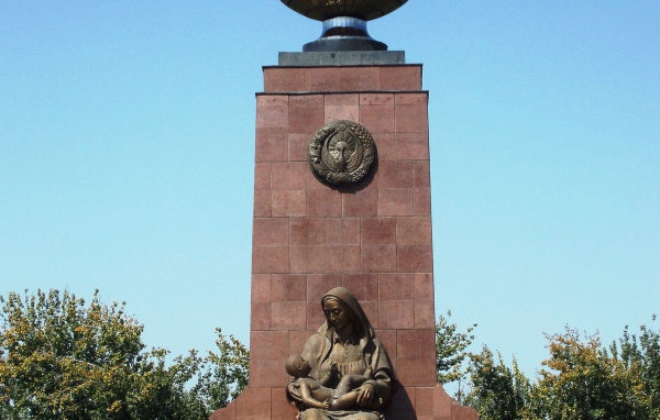 Памятник счастливой матери город Ташкент  