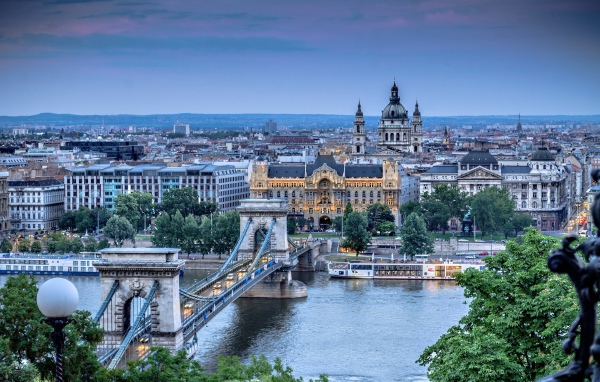 Вид на город Будапешт и на цепной мост, Венгрия 