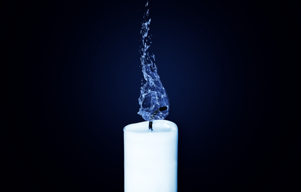 Белая свеча горит пламенем из голубой воды 
