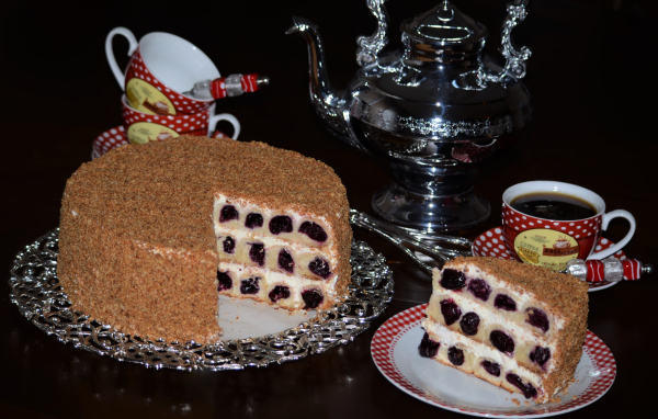 Аппетитный торт с вишней и чай на столе на черном фоне