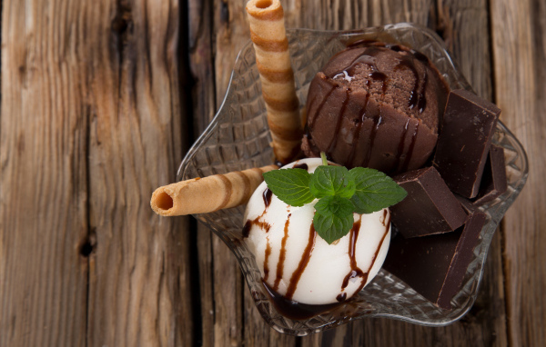 Шарики шоколадного и сливочного мороженого с трубочками