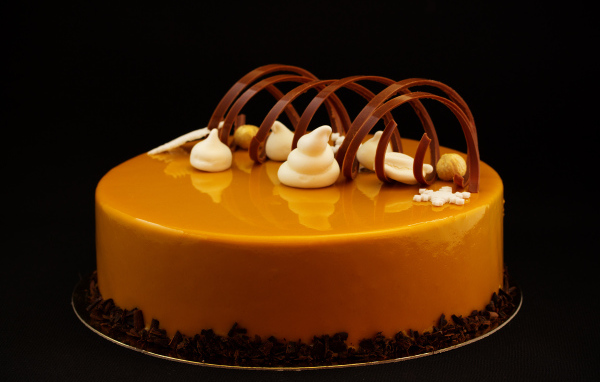 Дизайнерский торт с шоколадом на черном фоне