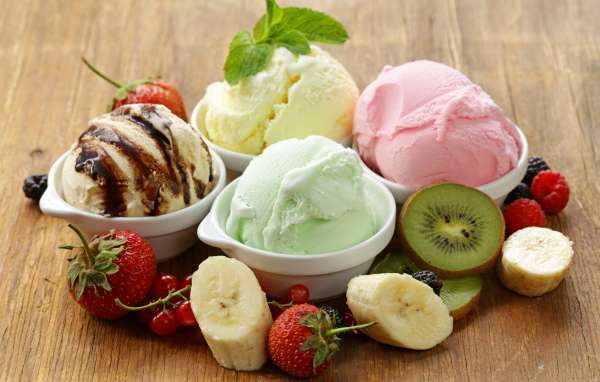 Шарики фруктового мороженого со свежими фруктами и ягодами