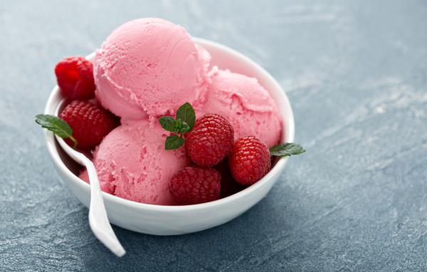 Фруктовое розовое мороженое с малиной 