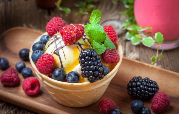 Мороженое в вафельном стаканчике со свежими фруктами 