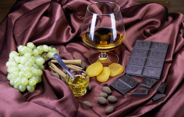 Бокал виски с виноградом, черным шоколадом и курагой