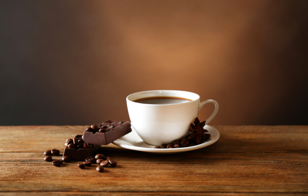Кофе в белой чашке с черным шоколадом
