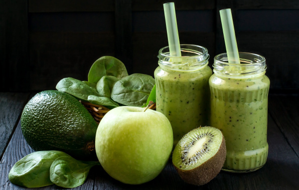 Зеленый коктейль с киви, авокадо и зеленым яблоком 