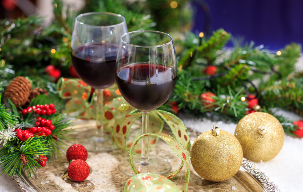 Два бокала красного вина на новогоднем столе