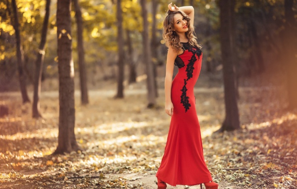 Девушка модель в длинном красном платье 
