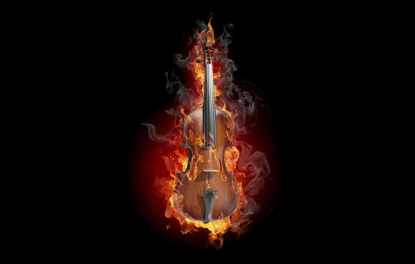 Пылающая огнем скрипка на черном фоне
