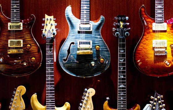 Разноцветные электрические гитары 