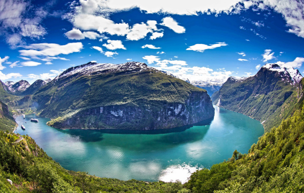 Живописный Гейрангер-фьорд под красивым голубым небом с белыми облаками, Норвегия