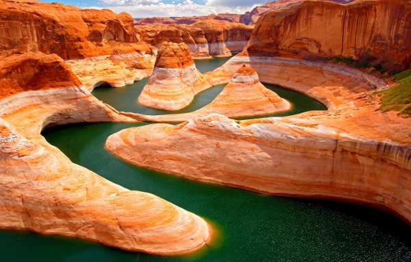 Живописный  Глен Каньон с зеленой водой озера Пауэл, штат Юта, США
