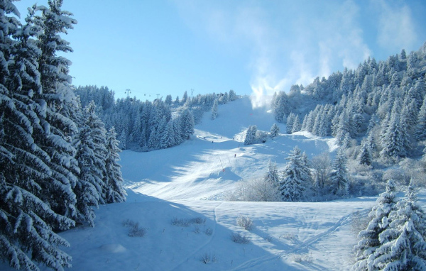 Лыжная трасса в горах зимой