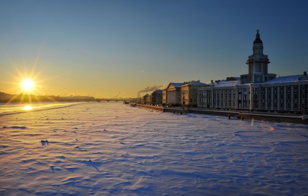 Восход зимнего солнца в Санкт Петербурге 