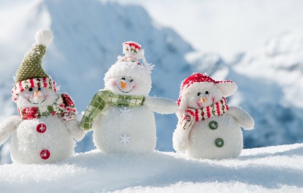 Три веселых снеговика на снегу 