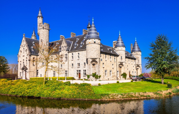 Замок в Борне у пруда, Бельгия 