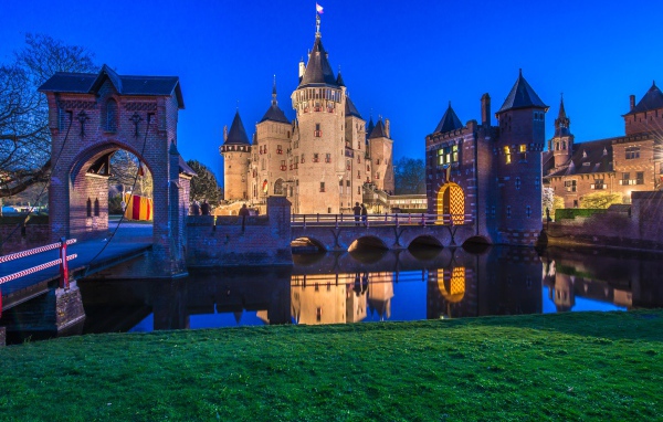 Старинный замок Де Хаар вечером, Нидерланды 